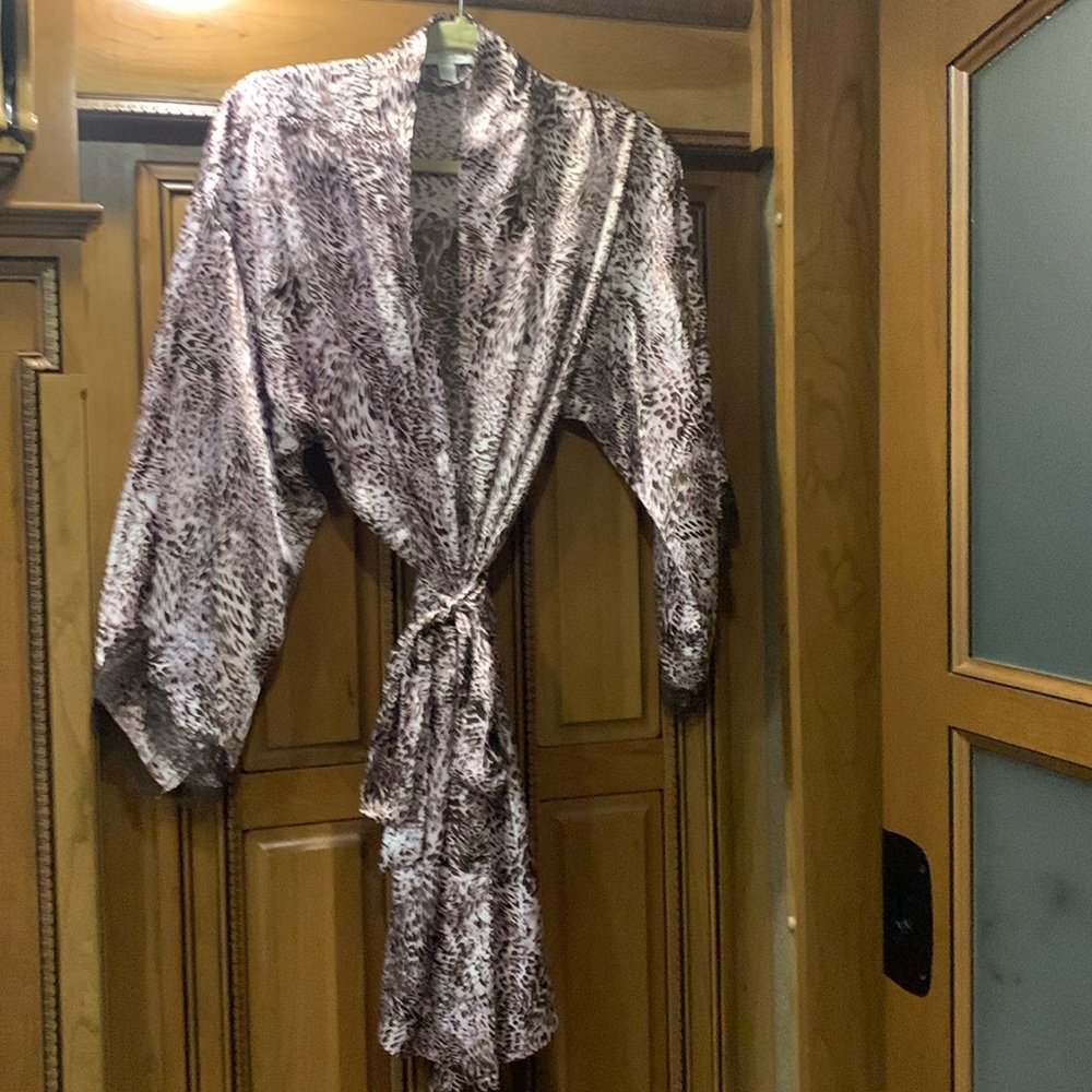 NWOT In Bloom by Jonquil Vienna Leopard Print Satin Wrap Robe Size X-Large